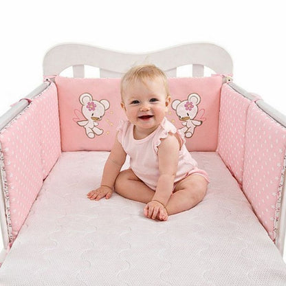 bebe-fille-souriante-protegee-par-tour-de-lit-bebe-ourson-ange