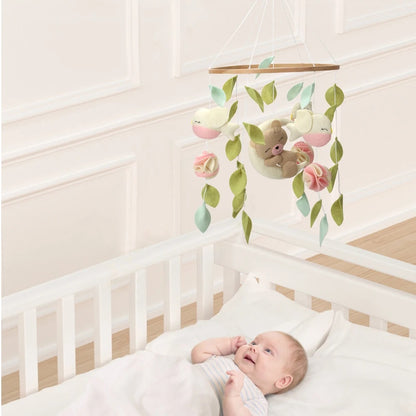 Bébé fille souriante dans son lit regard fixe vers mobile bébé fille ourson rose le rêveur