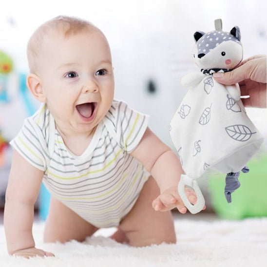 bebe-heureux-avec-doudou-bebe-animaux-renard