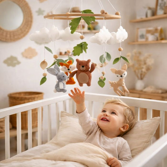 bebe-heureux-avec-mobile-ourson-animaux-de-la-foret