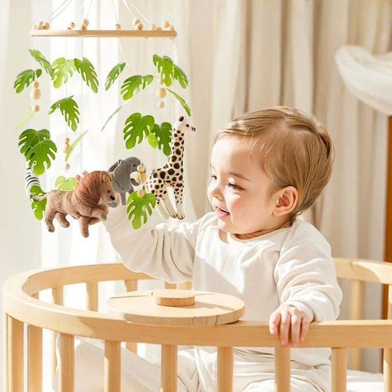 bebe-heureux-joue-avec-mobile-bebe-safari