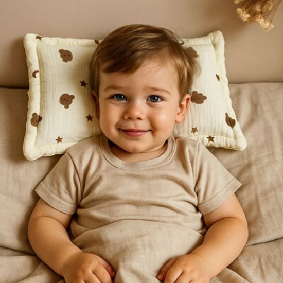 bebe-souriant-au-lit-avec-oreiller-bebe-ours-etoile