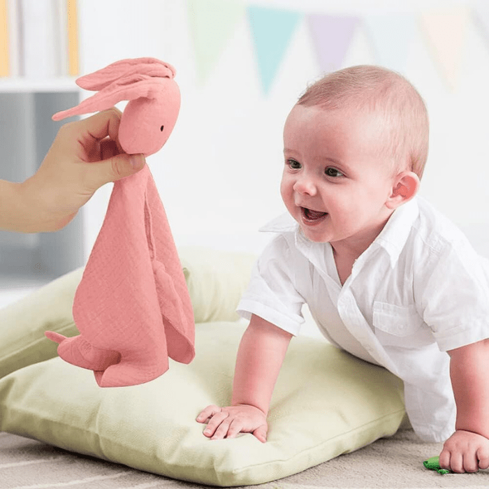 bebe-souriant-avec-doudou-bebe-pinou-rose