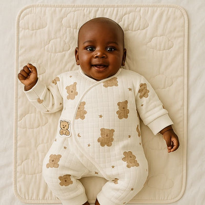 bebe-souriant-allonge-habille-en-barboteuse-bebe-d-hiver-epaisse