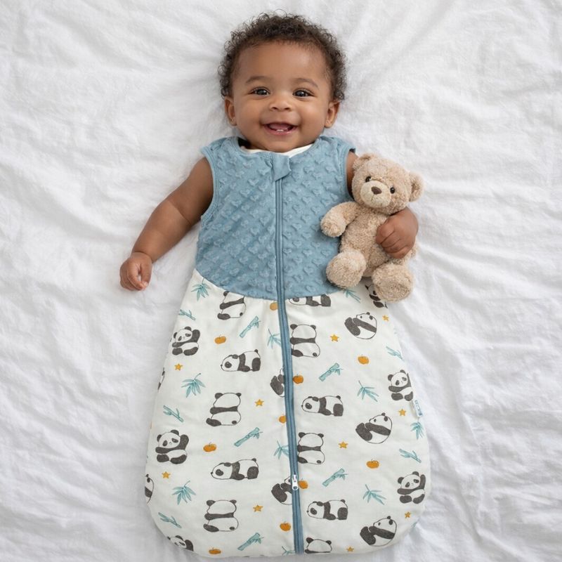 bebe-souriant-habille-en-gigoteuse-bebe-panda-turbulette-mixte