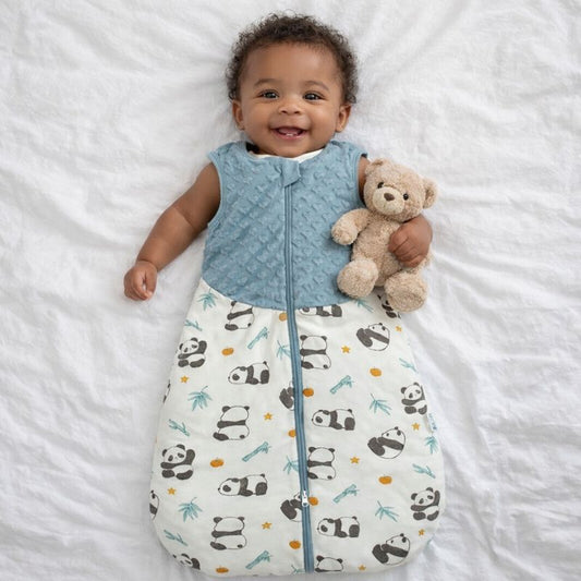 bebe-souriant-habille-en-gigoteuse-bebe-panda-turbulette-mixte