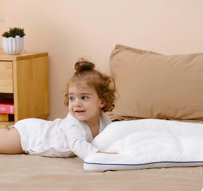 bébé sur le ventre avec oreiller bébé ergonomique blanc