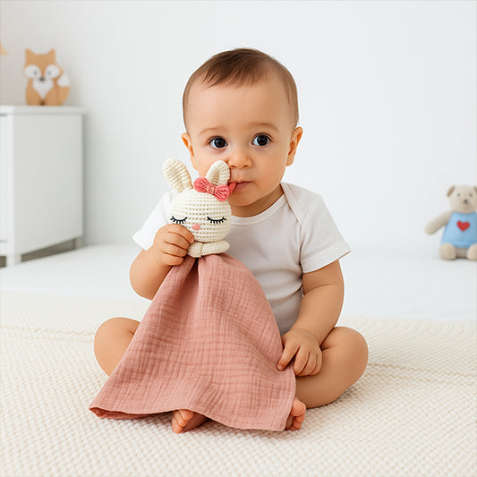bebe avec doudou bebe nin nin dans la main