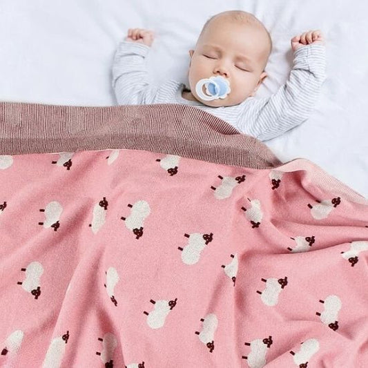 bebe dort couvert avec couverture bebe imprimee mouton