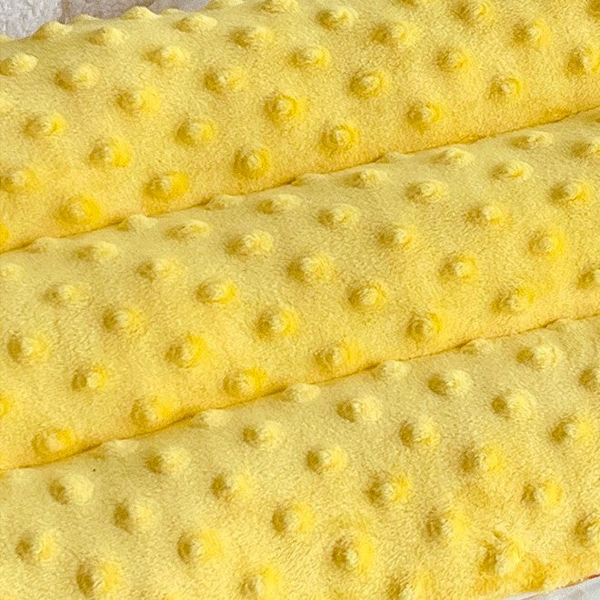 coussin enfant réversible en tissu minky à pois jaune