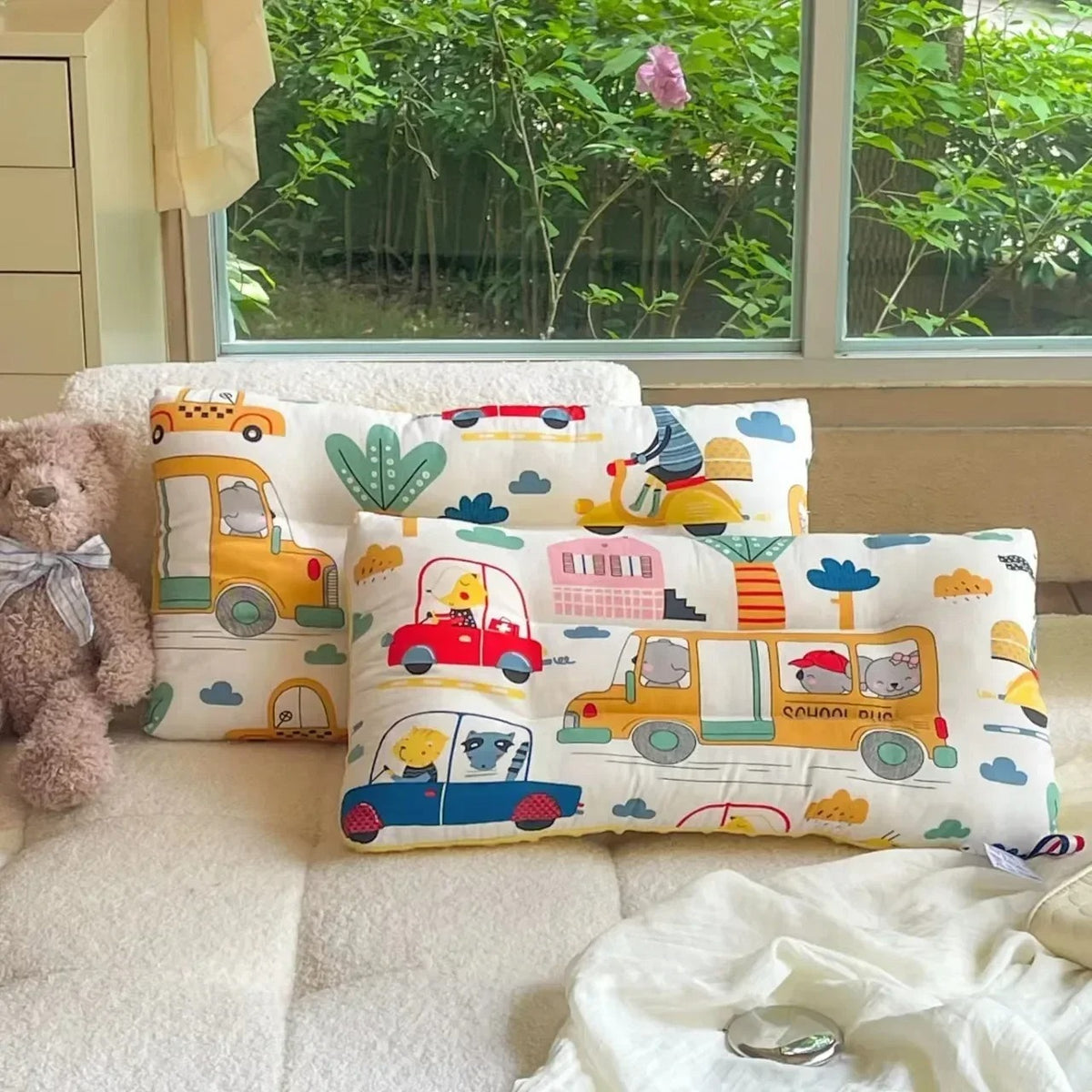 Coussin enfant réversible à motifs véhicules et animaux pour chambre d’enfant