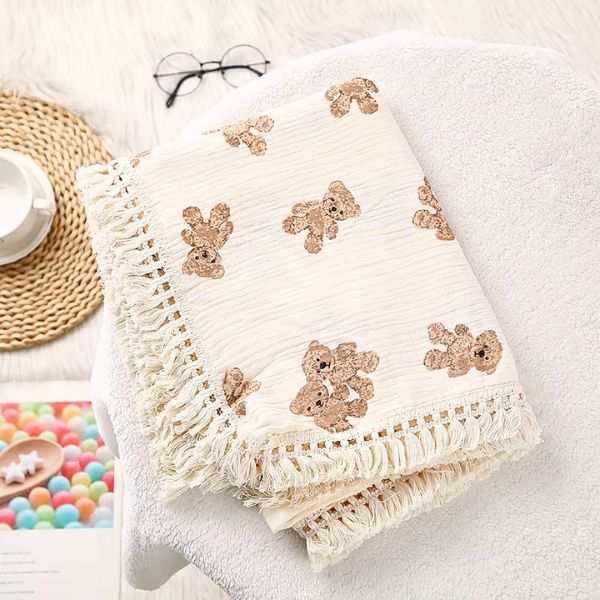 couverture bebe a frange ourson pliee avec franges