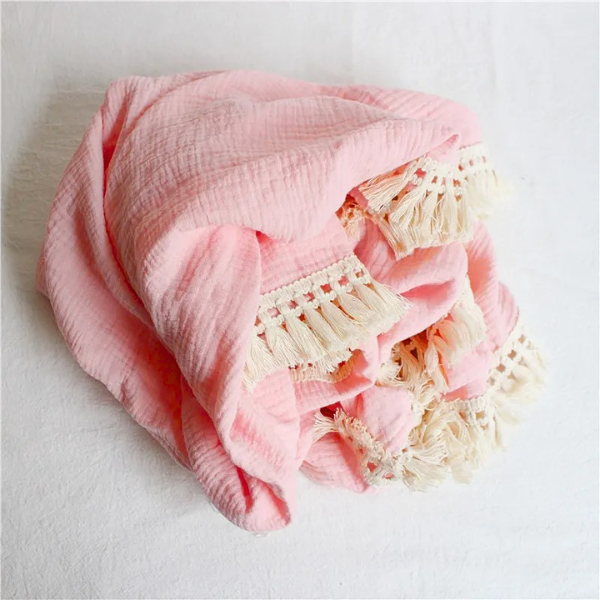 couverture-bebe-avec-frange-rose-uni-tissu-en-mousseline