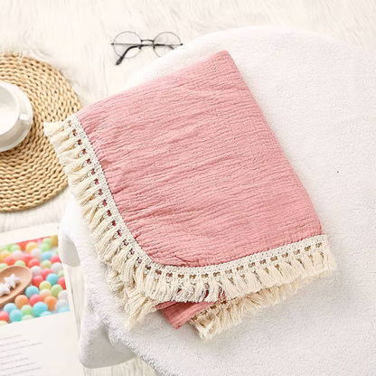 couverture-bebe-avec-frange-rose-uni-avec-bordure-dentelle-et-franges