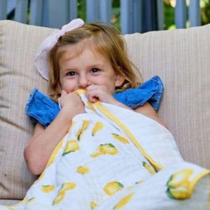 couverture-bebe-calin-fille-souriante