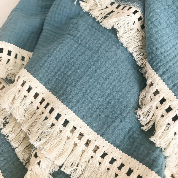 couverture-bebe-en-mousseline-avec-frange