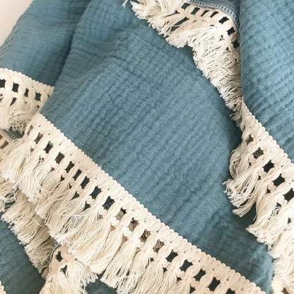 couverture-bebe-en-mousseline-avec-frange
