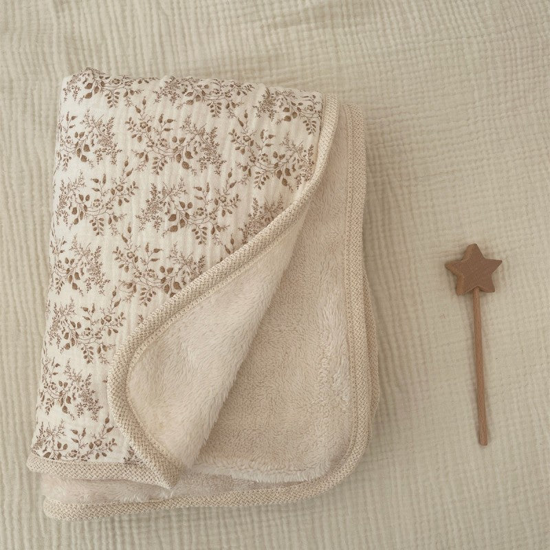 couverture-bebe-polaire-fleurie-design-elegant