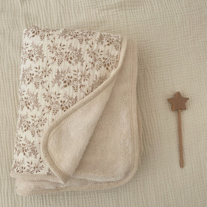 couverture-bebe-polaire-fleurie-design-elegant