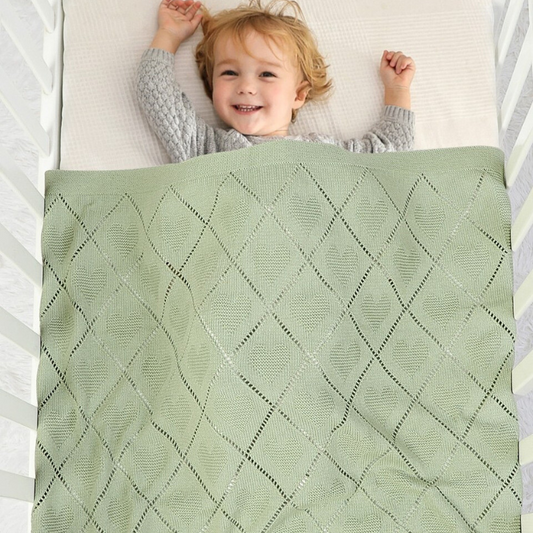 couverture-bebe-tricotee-verte-bebe-souriant-au-chaud
