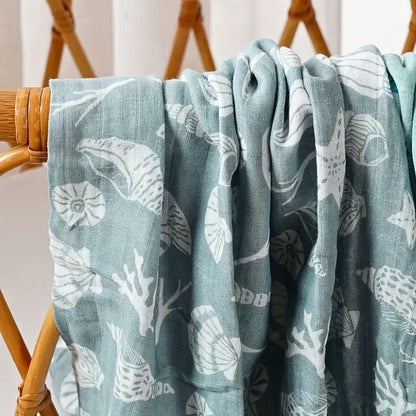 couverture-emmaillotage-fond-marin-gris-sauge-motif-coquillage-etoile-de-mer
