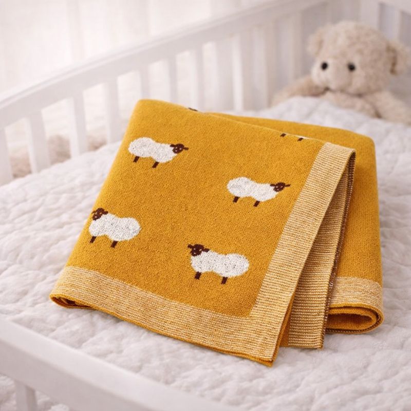 couverture_bebe_imprimee_mouton_jaune_sur_lit_de_bebe