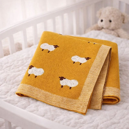 couverture_bebe_imprimee_mouton_jaune_sur_lit_de_bebe