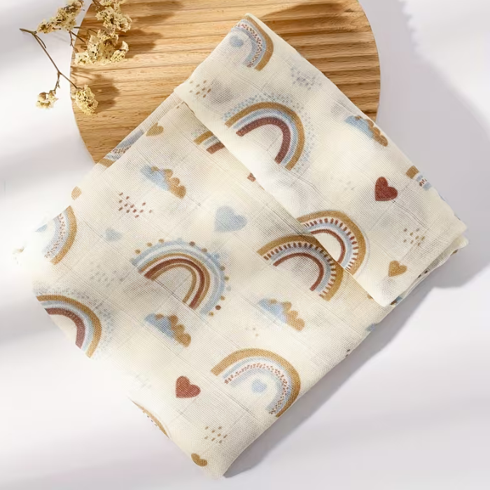 couverture_emmaillotage-en-mousseline-motifs-arc-en-ciel-et-petits-coeurs