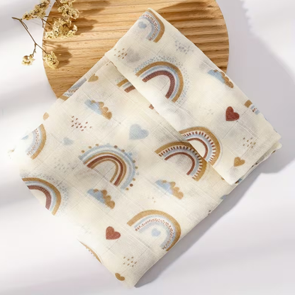 couverture_emmaillotage-en-mousseline-motifs-arc-en-ciel-et-petits-coeurs