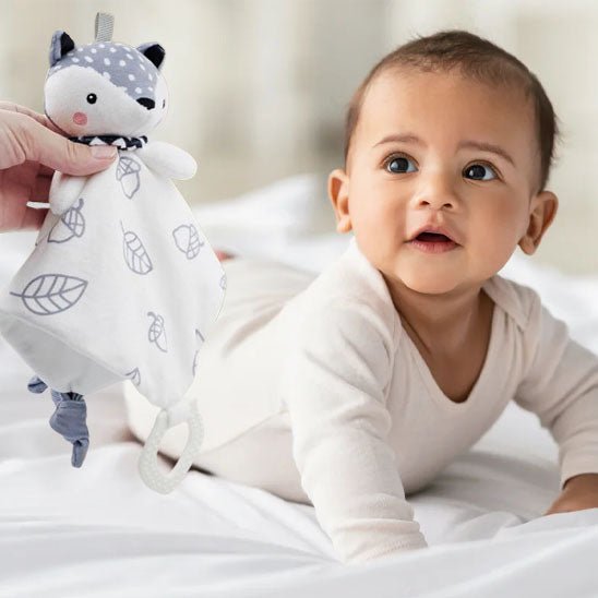 doudou-bebe-animaux-avec-bebe-souriant-et-allonge