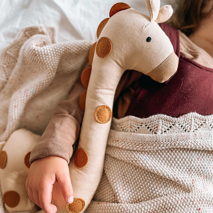 doudou-bebe-girafe-calin-avec-bebe