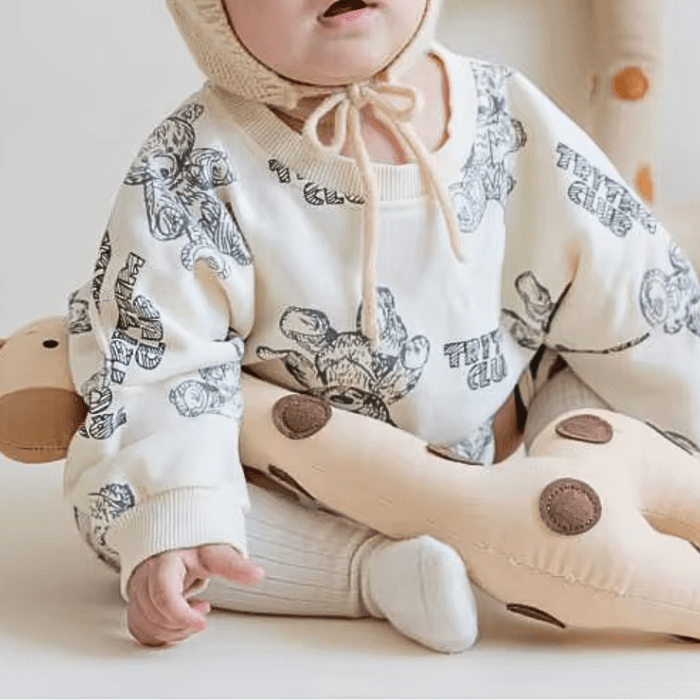 doudou-bebe-girafe-bebe-joue-avec-son-doudou