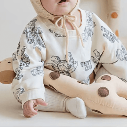doudou-bebe-girafe-bebe-joue-avec-son-doudou