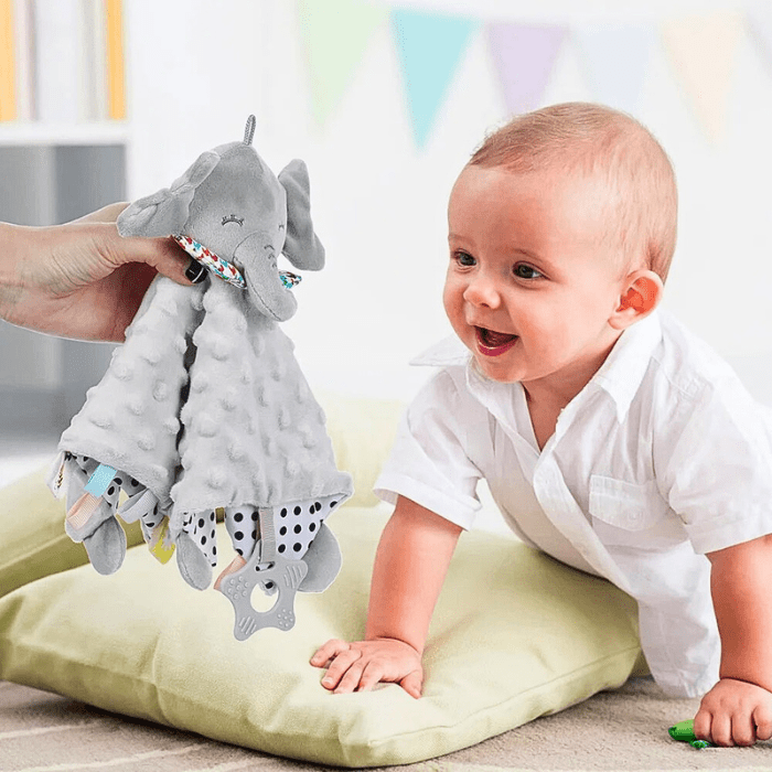 bebe-souriant-joue-avec-son-doudou-bebe-trompette