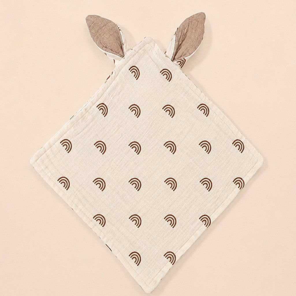 doudou bébé arc en ciel avec oreilles lapin en gaze de coton beige motifs arcs-en-ciel marron posé à plat