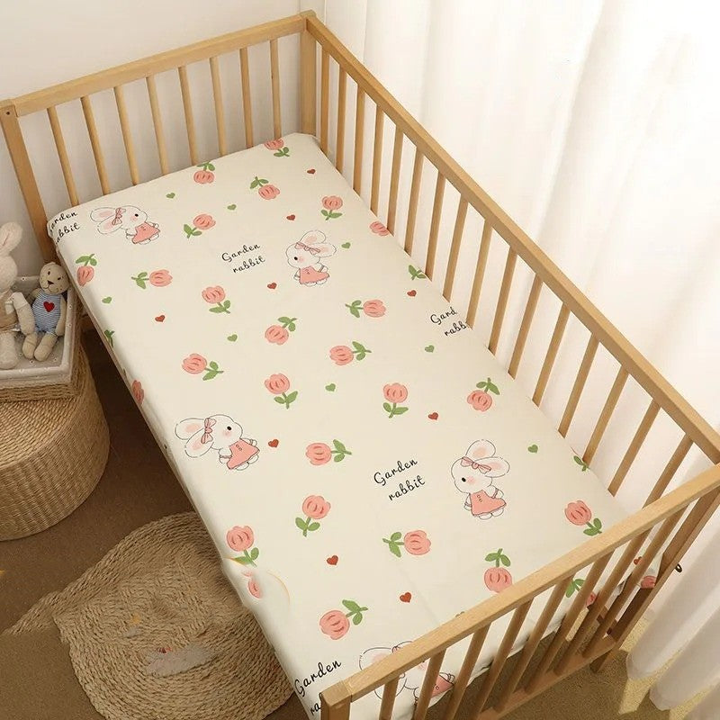 drap housse bébé garden rabbit et fleurs champêtres motif lapin et fleurs roses dans lit à barreaux