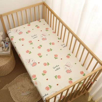 drap housse bébé garden rabbit et fleurs champêtres motif lapin et fleurs roses dans lit à barreaux
