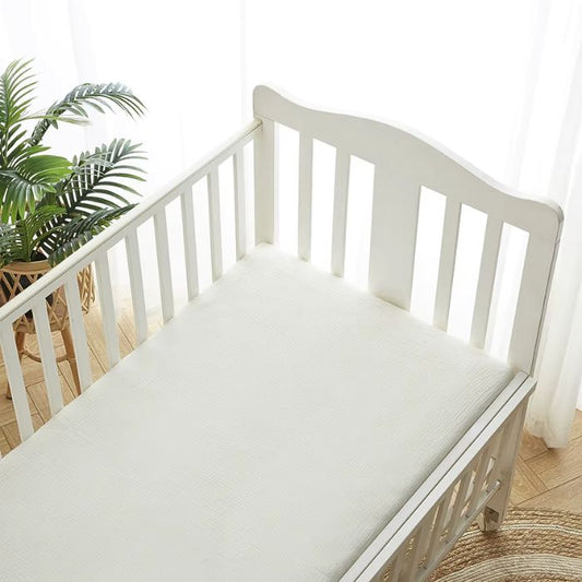 drap housse bébé gaze de coton blanc dans lit blanc à barreaux 