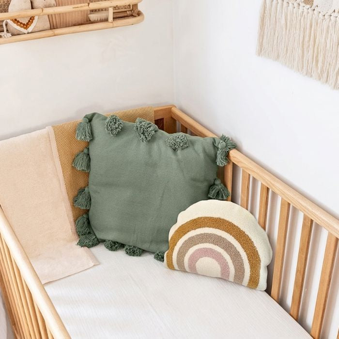 drap housse bébé gaze de coton blanc dans lit à barreaux avec coussins