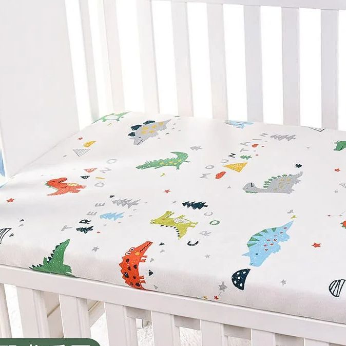  drap housse lit bébé aventurier terre et mer dino dans lit a barreux blanc