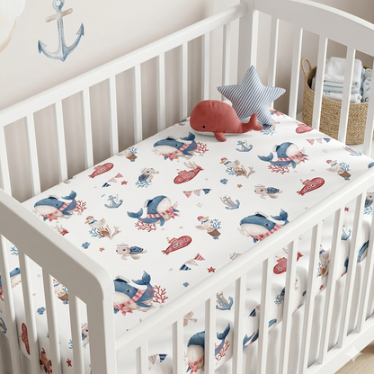 drap housse lit bébé aventurier terre et mer animaux marins dans lit a barreux blanc