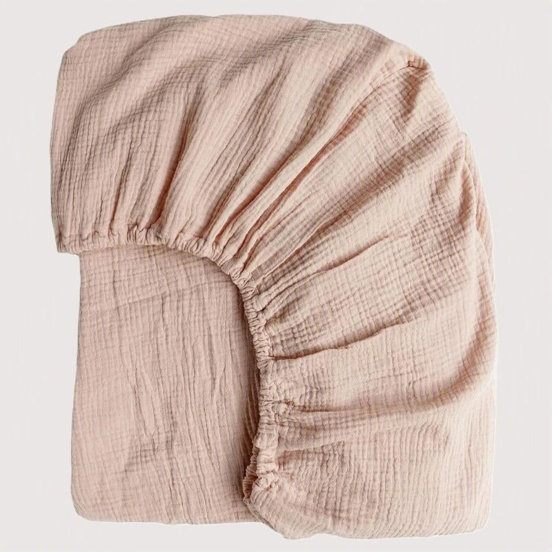 drap housse lit bébé beige uni en gaze de coton plié