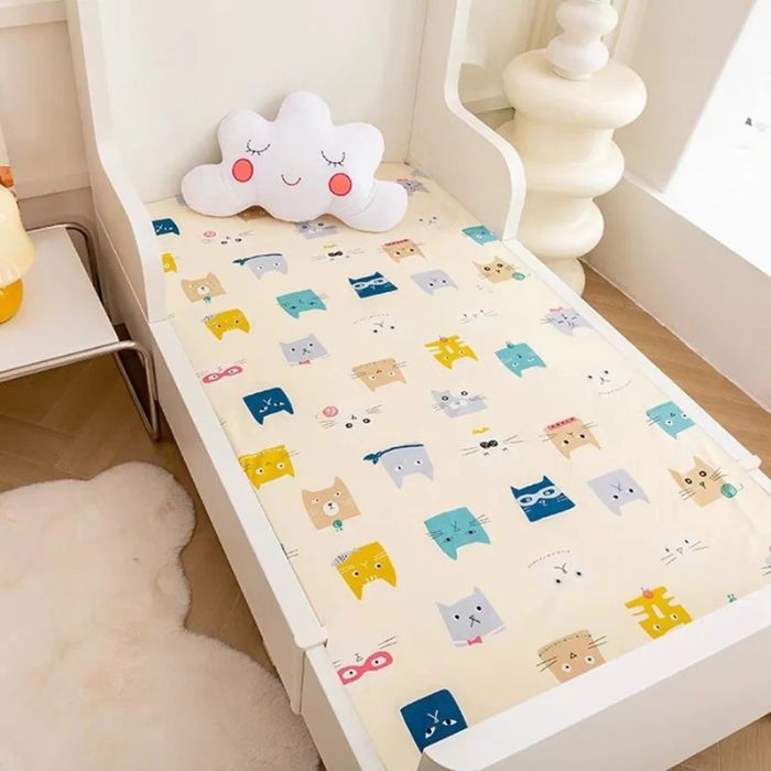 drap housse lit bébé chats kawaii dans lit de bébé blanc 