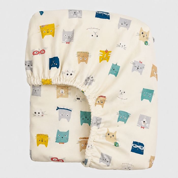 drap housse lit bébé chats kawaii plié avec bords élastiqués et motifs chats colorés