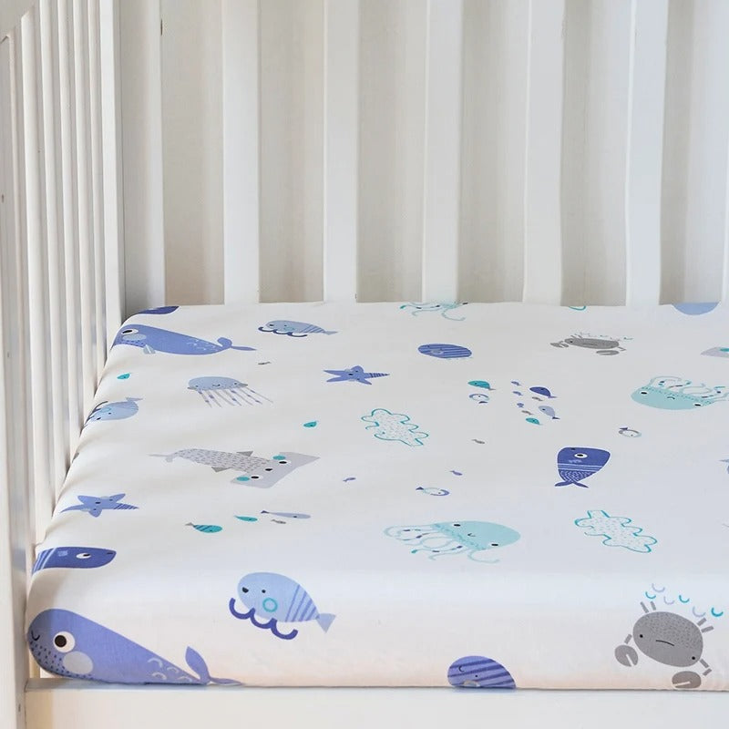 drap housse lit bébé forêt et océan avec motifs marins