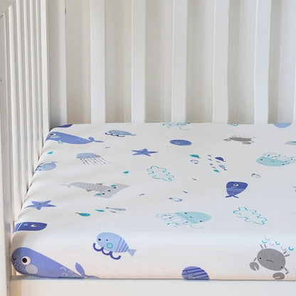 drap housse lit bébé forêt et océan motifs marins