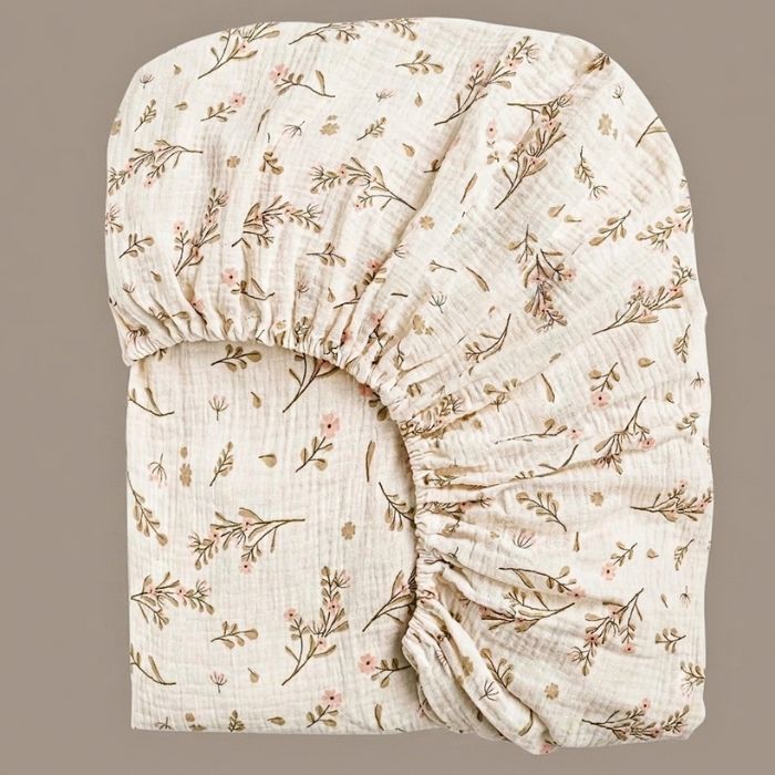 drap_housse_bebe_en_gaze_de_coton_blanc_casse_a_motif_floral_champetre_branchages_et_fleurs_sauvages_avec_elastique_tout_autour