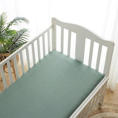 Drap housse pour matelas 70 x 140 cm coton doux vert sauge uni sur lit à barreaux blanc, chambre bébé lumineuse et naturelle