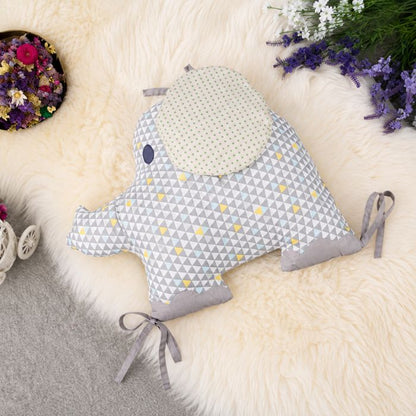 éléphant gris clair et oreille beige de tour de lit bébé éléphant coton naturel avec attaches 