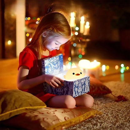 fille-heureuse-de-recevoir-veilleuse-enfant-canard-pipou-en-cadeau